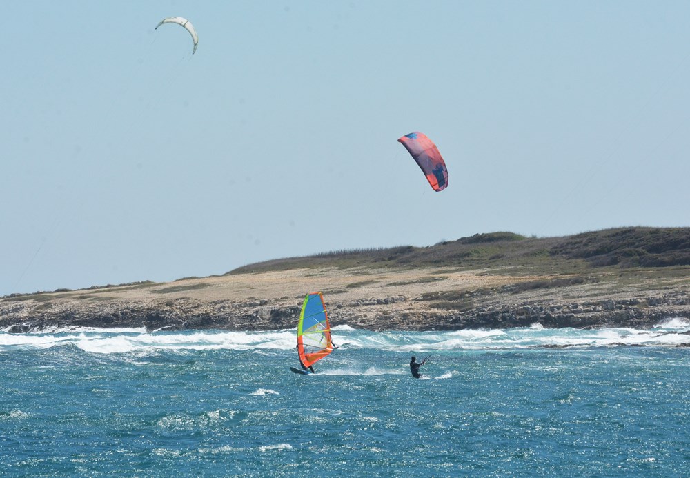 Surferi i kitesurferi u uvali Kuje u Ližnjanu (Danilo MEMEDOVIĆ)